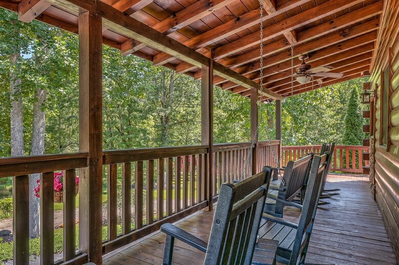 Year-Round Christmas Cabin in Blairsville with Private Hot Tub - Blairsville, Georgia
