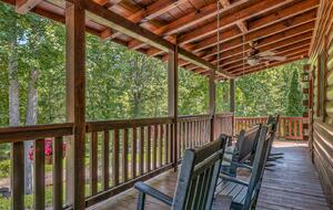 Year-Round Christmas Cabin in Blairsville with Private Hot Tub - Blairsville, Georgia