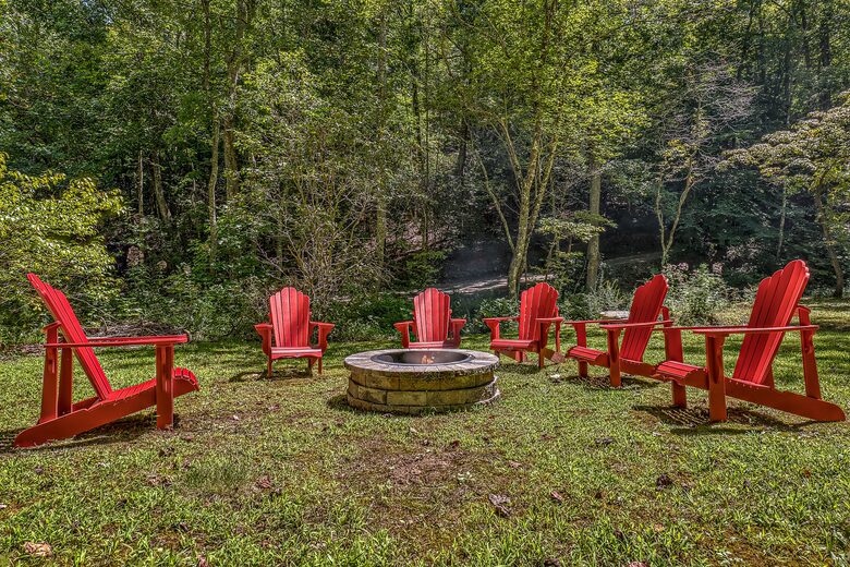 Year-Round Christmas Cabin in Blairsville with Private Hot Tub - Blairsville, Georgia