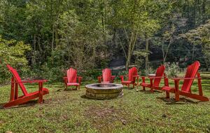 Year-Round Christmas Cabin in Blairsville with Private Hot Tub - Blairsville, Georgia
