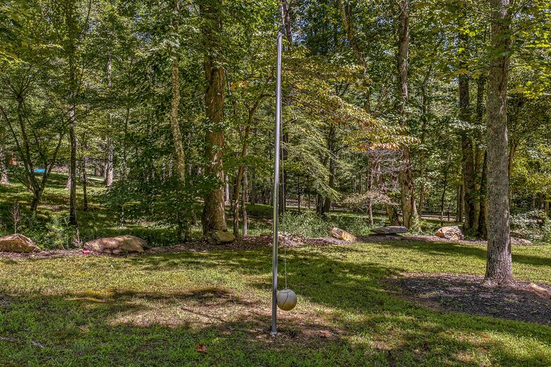 Year-Round Christmas Cabin in Blairsville with Private Hot Tub - Blairsville, Georgia