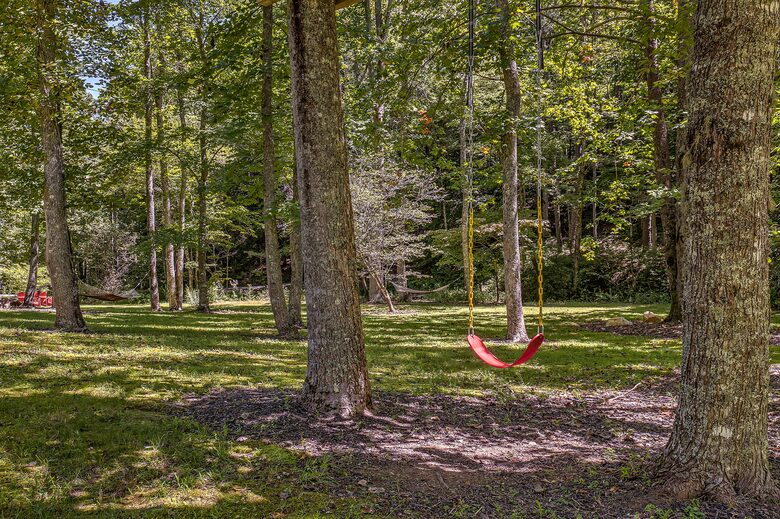 Year-Round Christmas Cabin in Blairsville with Private Hot Tub - Blairsville, Georgia