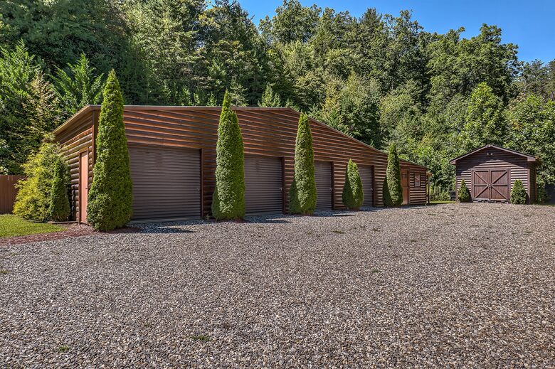 Year-Round Christmas Cabin in Blairsville with Private Hot Tub - Blairsville, Georgia