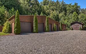 Year-Round Christmas Cabin in Blairsville with Private Hot Tub - Blairsville, Georgia