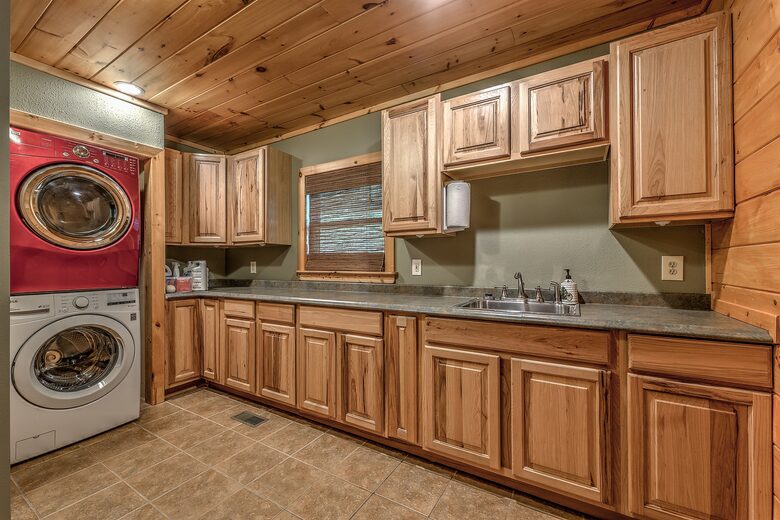 Year-Round Christmas Cabin in Blairsville with Private Hot Tub - Blairsville, Georgia