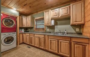 Year-Round Christmas Cabin in Blairsville with Private Hot Tub - Blairsville, Georgia