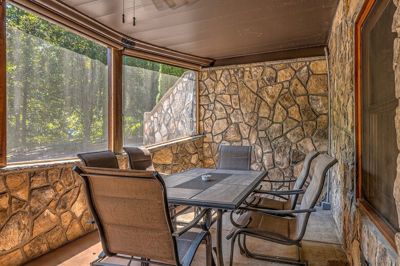 Year-Round Christmas Cabin in Blairsville with Private Hot Tub - Blairsville, Georgia