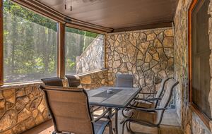 Year-Round Christmas Cabin in Blairsville with Private Hot Tub - Blairsville, Georgia