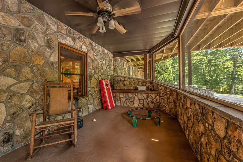 Year-Round Christmas Cabin in Blairsville with Private Hot Tub - Blairsville, Georgia