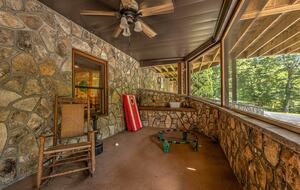 Year-Round Christmas Cabin in Blairsville with Private Hot Tub - Blairsville, Georgia