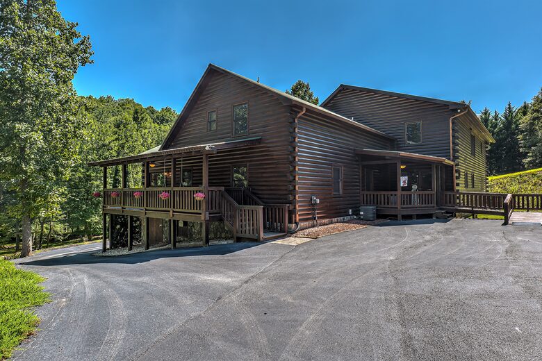 Year-Round Christmas Cabin in Blairsville with Private Hot Tub - Blairsville, Georgia