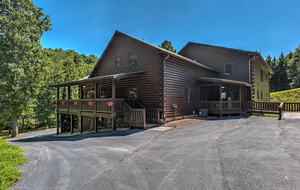 Year-Round Christmas Cabin in Blairsville with Private Hot Tub - Blairsville, Georgia