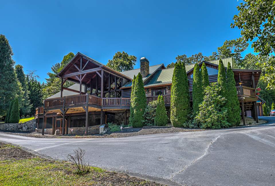 Year-Round Christmas Cabin in Blairsville with Private Hot Tub - Blairsville, Georgia