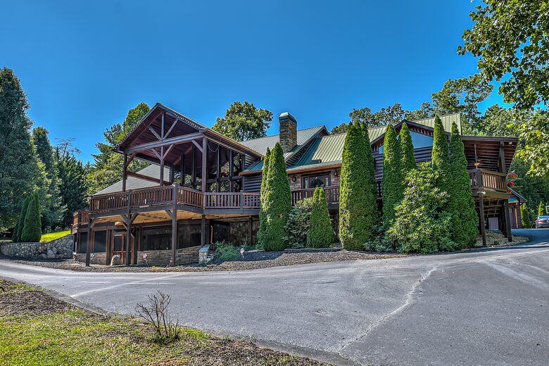 Year-Round Christmas Cabin in Blairsville with Private Hot Tub - Blairsville, Georgia