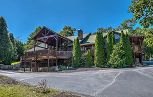 Year-Round Christmas Cabin in Blairsville with Private Hot Tub - Blairsville, Georgia