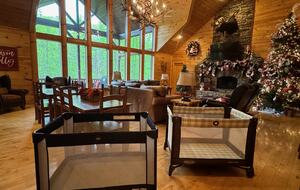 Year-Round Christmas Cabin in Blairsville with Private Hot Tub - Blairsville, Georgia