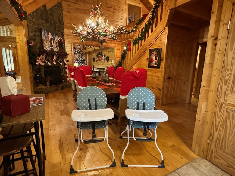 Year-Round Christmas Cabin in Blairsville with Private Hot Tub - Blairsville, Georgia