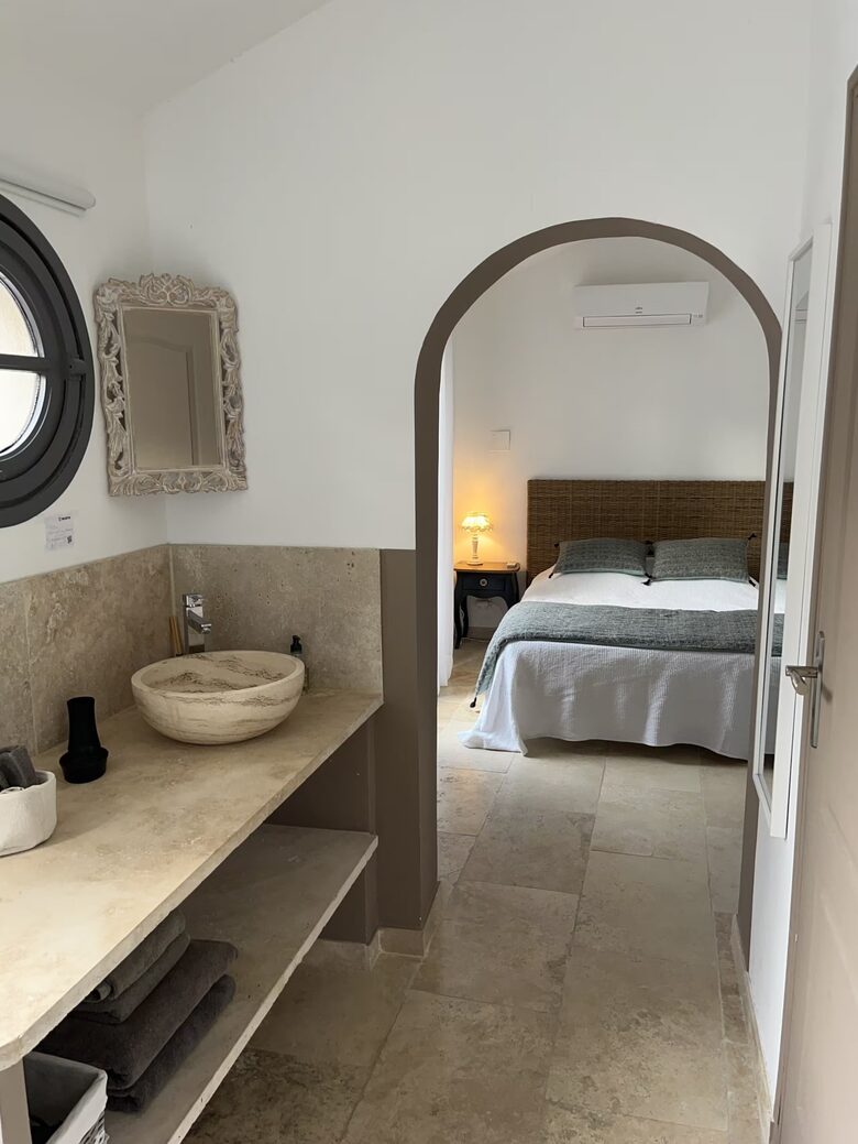 Courtyard Provençal Home in the Heart of Provence - L'Isle-sur-la-Sorgue, France