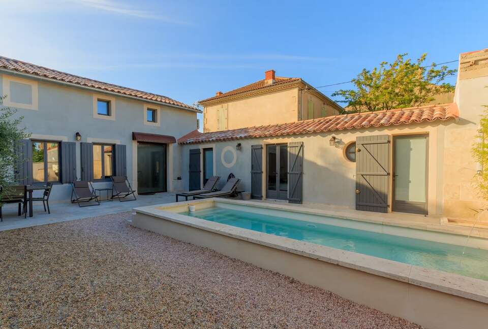 Courtyard Provençal Home in the Heart of Provence - L'Isle-sur-la-Sorgue, France