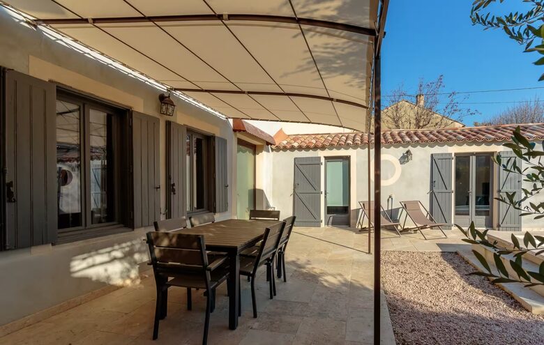 Courtyard Provençal Home in the Heart of Provence - L'Isle-sur-la-Sorgue, France
