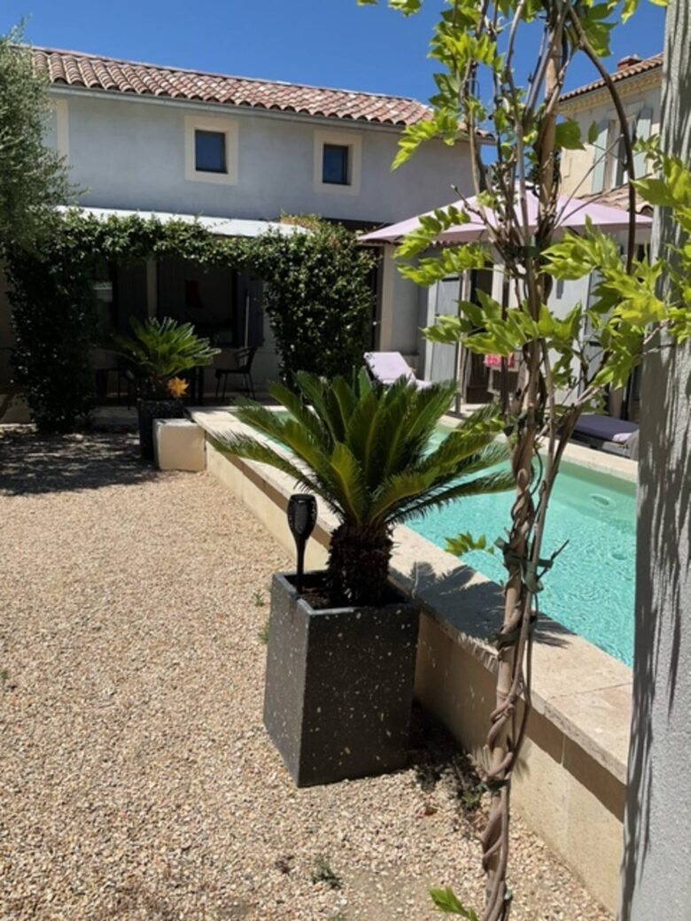 Courtyard Provençal Home in the Heart of Provence - L'Isle-sur-la-Sorgue, France