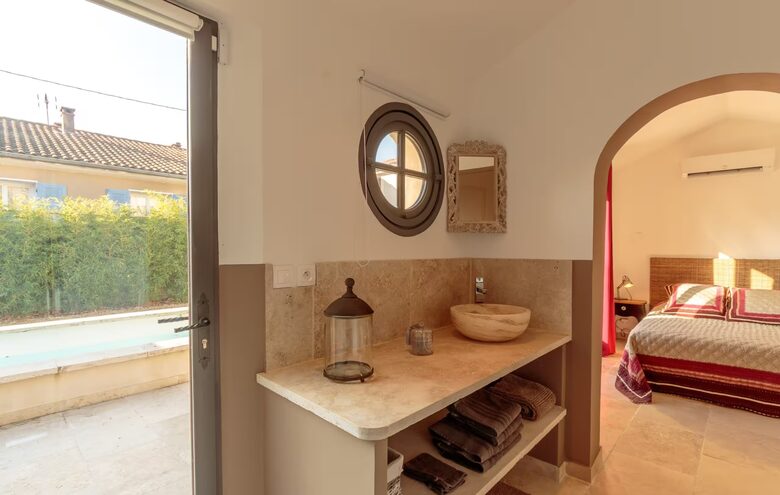 Courtyard Provençal Home in the Heart of Provence - L'Isle-sur-la-Sorgue, France