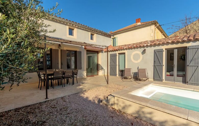 Courtyard Provençal Home in the Heart of Provence - L'Isle-sur-la-Sorgue, France