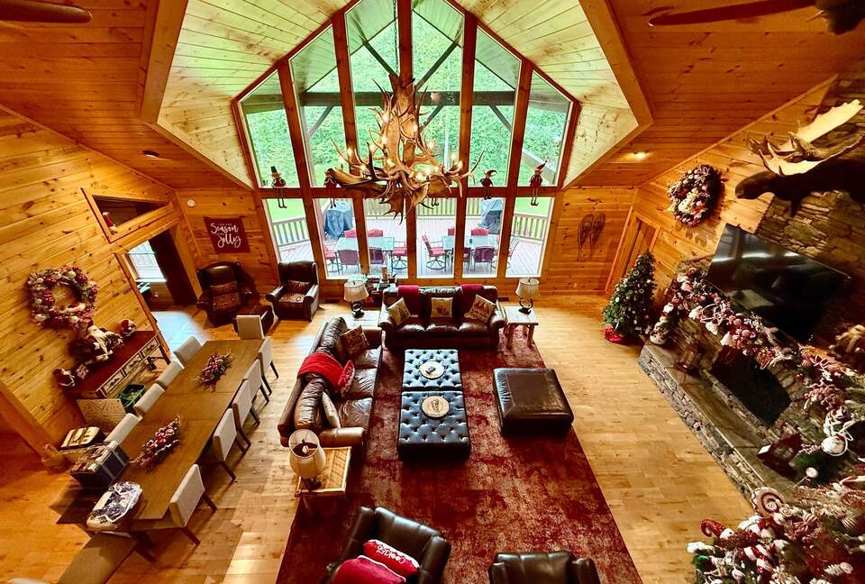 Year-Round Christmas Cabin in Blairsville with Private Hot Tub - Blairsville, Georgia