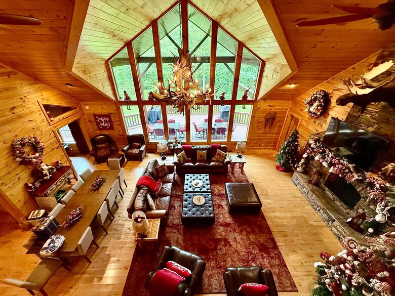 Year-Round Christmas Cabin in Blairsville with Private Hot Tub - Blairsville, Georgia