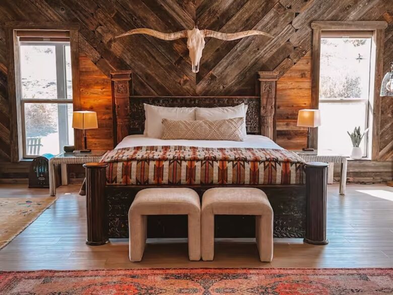 Western-Inspired Luxury on 2.5 Acres in Pioneertown - Pioneertown, California