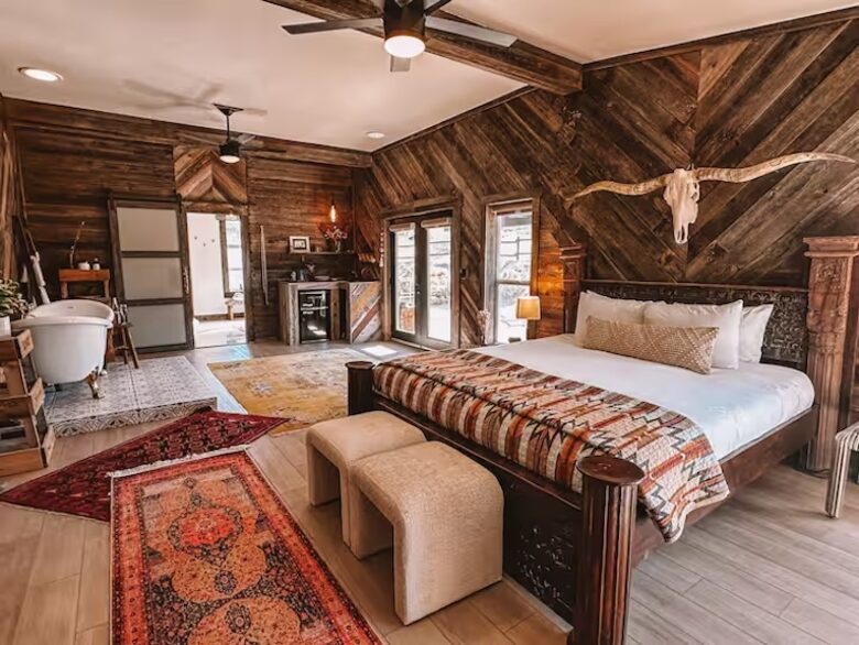 Western-Inspired Luxury on 2.5 Acres in Pioneertown - Pioneertown, California