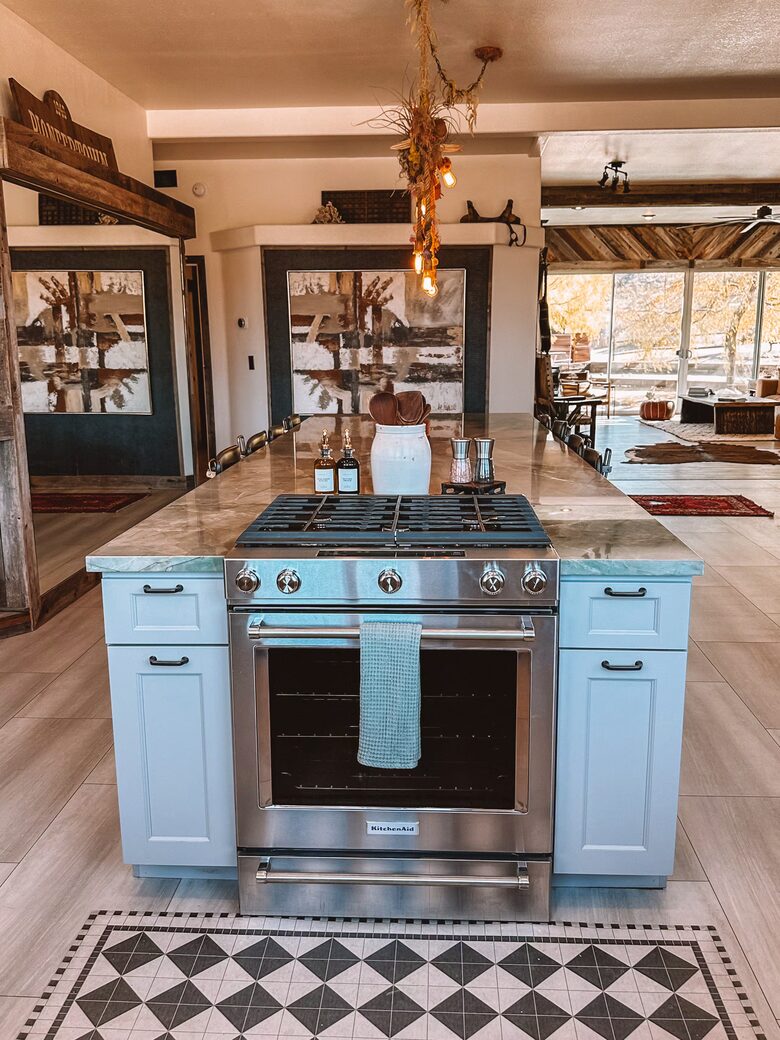 Western-Inspired Luxury on 2.5 Acres in Pioneertown - Pioneertown, California