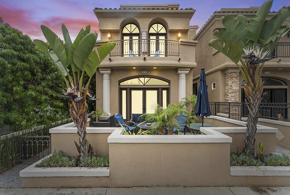 Beachside Comfort in the Heart of Downtown Huntington - Huntington Beach, California
