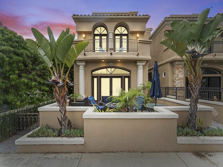 Beachside Comfort in the Heart of Downtown Huntington - Huntington Beach, California
