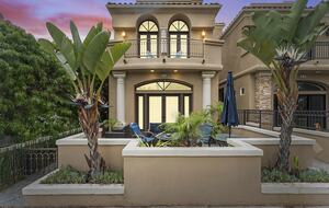 Beachside Comfort in the Heart of Downtown Huntington - Huntington Beach, California