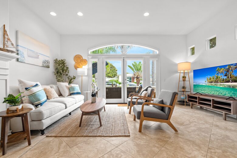 Beachside Comfort in the Heart of Downtown Huntington - Huntington Beach, California