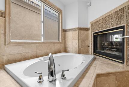 Beachside Comfort in the Heart of Downtown Huntington - Huntington Beach, California