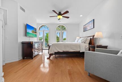 Beachside Comfort in the Heart of Downtown Huntington - Huntington Beach, California