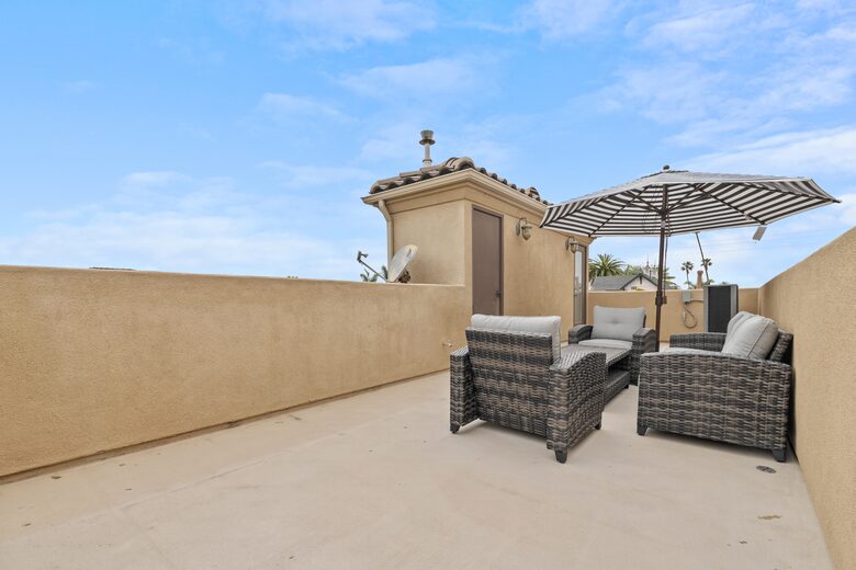 Beachside Comfort in the Heart of Downtown Huntington - Huntington Beach, California