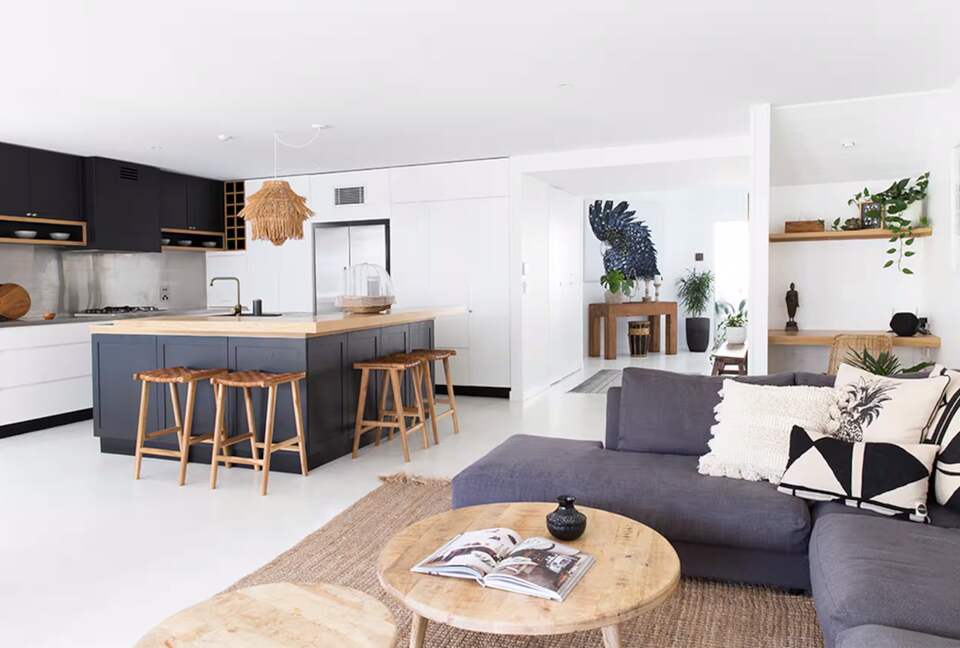 Elegant Two-Level Penthouse in the Heart of Byron Bay - Byron Bay, Australia
