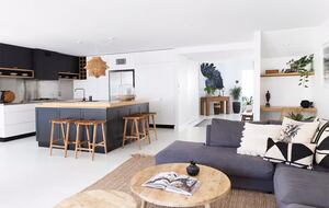Elegant Two-Level Penthouse in the Heart of Byron Bay - Byron Bay, Australia