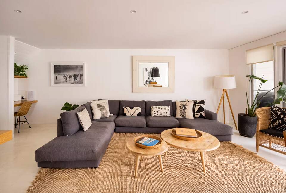 Elegant Two-Level Penthouse in the Heart of Byron Bay - Byron Bay, Australia