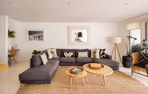 Elegant Two-Level Penthouse in the Heart of Byron Bay - Byron Bay, Australia