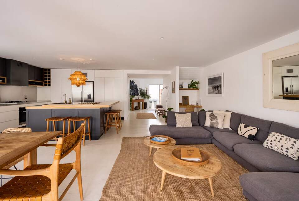 Elegant Two-Level Penthouse in the Heart of Byron Bay - Byron Bay, Australia