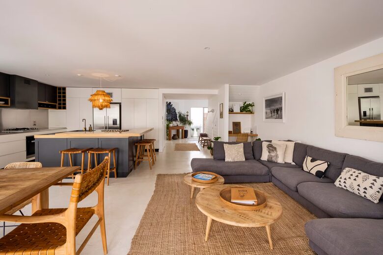 Elegant Two-Level Penthouse in the Heart of Byron Bay - Byron Bay, Australia