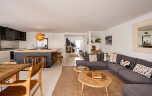 Elegant Two-Level Penthouse in the Heart of Byron Bay - Byron Bay, Australia