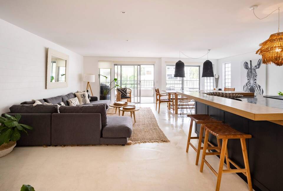 Elegant Two-Level Penthouse in the Heart of Byron Bay - Byron Bay, Australia