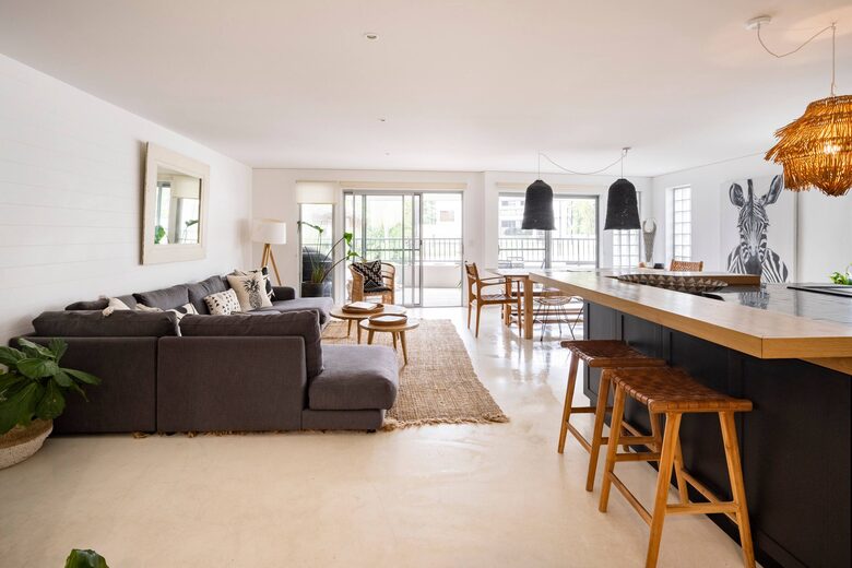 Elegant Two-Level Penthouse in the Heart of Byron Bay - Byron Bay, Australia
