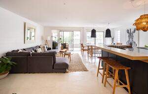 Elegant Two-Level Penthouse in the Heart of Byron Bay - Byron Bay, Australia