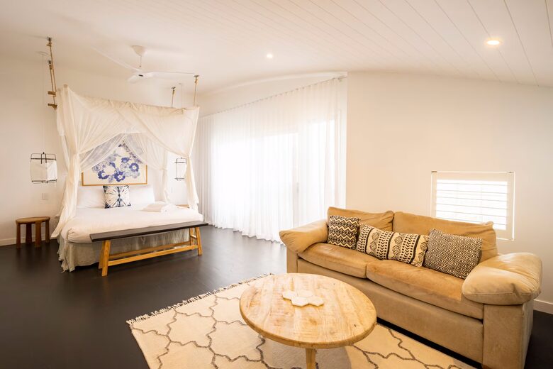 Elegant Two-Level Penthouse in the Heart of Byron Bay - Byron Bay, Australia